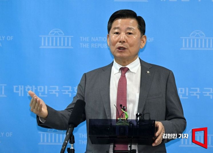 이철규 국민의힘 의원이 22일 국회 소통관에서 순직해병특검 수사 관련 입장 발표 기자회견을 마친 뒤 취재진의 질문에 답하고 있다. 2025.7.22 김현민 기자
