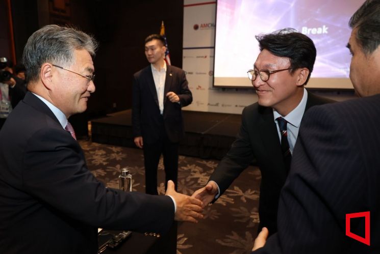 [포토] 악수하는 김민석 총리와 조셉 윤 미대사 대리