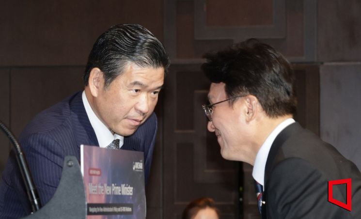[포토] 대화하는 김민석 총리와 제임스 김 암참 회장
