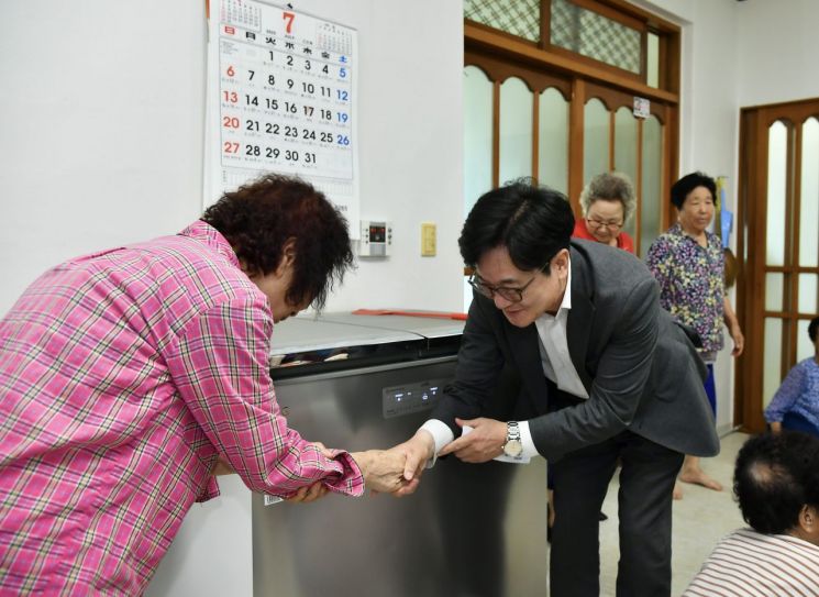 김병수 시장은 22일 무더위쉼터와 폭염 취약계층 가정을 방문해 시민과 악수를 하고 있다. 김포시 제공