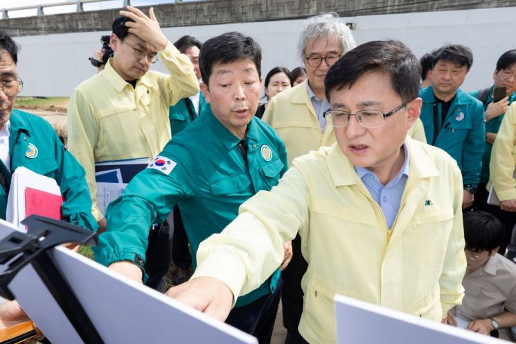 김성환 신임 환경부 장관은 22일 충남 예산군 삽교천 제방 유실 현장을 찾아 피해 상황을 점검하고 안전을 최우선으로 한 복구에 총력을 다해 줄 것을 당부하고 있다.