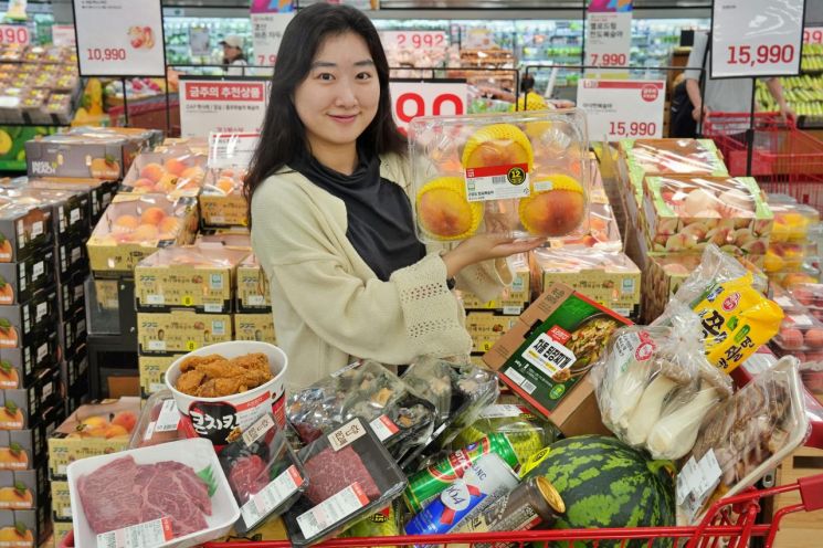 서울시 중구에 위치한 롯데마트 제타플렉스 서울역점에서 '떠나요 맛캉스' 행사 상품을 홍보하는 직원의 모습. 롯데마트 제공