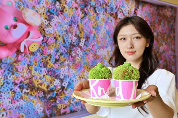 잠실 롯데월드몰 5층 노티드월드 앞에서 도넛을 들고 있는 모델의 모습. 롯데백화점 제공.