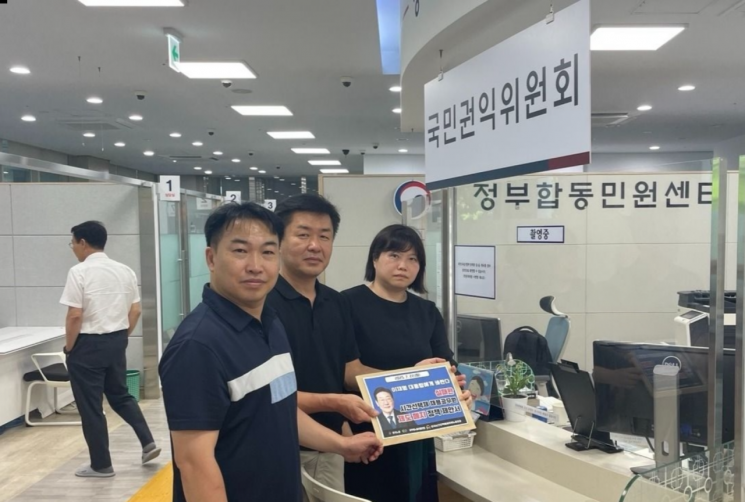 시간선택제노조 김진식 사무총장과 김정국 부위원장, 정성혜 위원장(왼쪽부터)이 22일 정부합동민원센터에 방문해 ‘실패한 시간선택제 채용공무원 제도 폐지 정책 제안서’를 전달하고 있다. 시간선택제노조 제공.