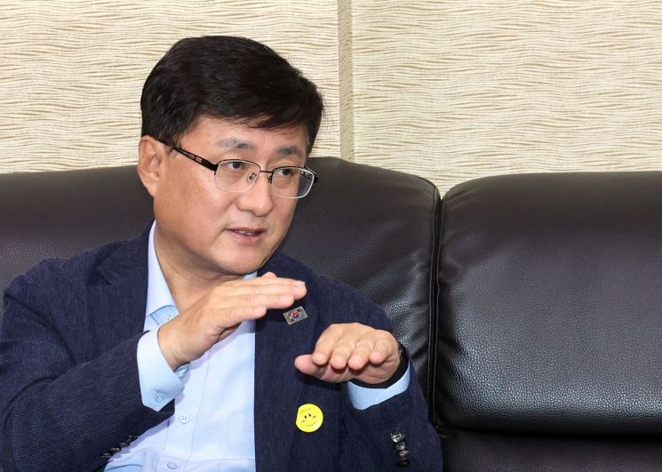 기자들 질문에 답하는 김성환 환경부 장관    (세종=연합뉴스) 배재만 기자 = 김성환 신임 환경부 장관이 22일 정부세종청사 환경부 기자실에서 출입기자단과 첫 간담회를 열고 있다. 2025.7.22    scoop@yna.co.kr(끝)＜저작권자(c) 연합뉴스, 무단 전재-재배포, AI 학습 및 활용 금지＞
