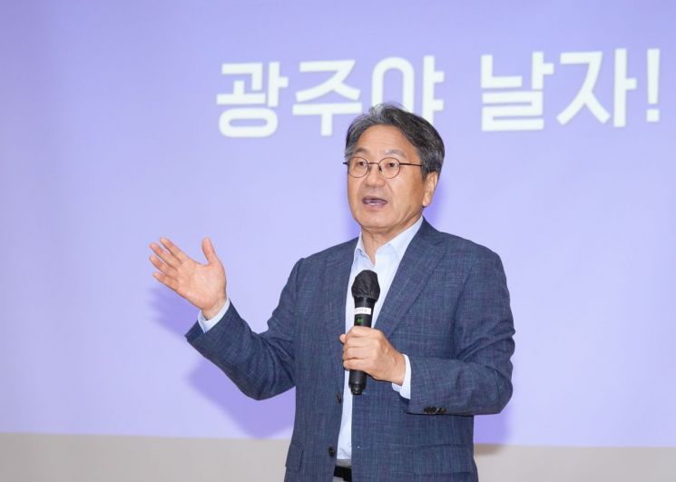 강기정 광주시장이 22일 오후 광주교통문화연수원에서 열린 ‘택시요금 현실화를 위한 광주시민 공청회’에 참석해 인사말을 하고 있다. 광주시 제공