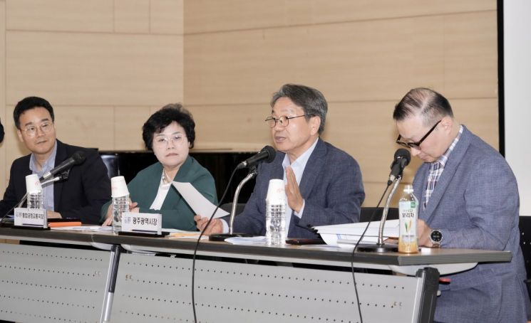 강기정 광주시장이 22일 오후 광주교통문화연수원에서 열린 '택시요금 현실화를 위한 광주시민 공청회'에 참석해 참석자들과 택시요금 적정 산정 용역 결과를 공유한 뒤 의견을 나누고 있다. 광주시 제공