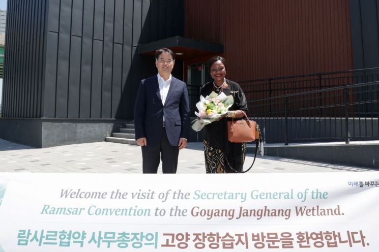지난해 5월 고양장항습지생태관을 방문한 무손다 뭄바 람사르협약 사무총장과 이동환 고양특례시장. 고양특례시 제공