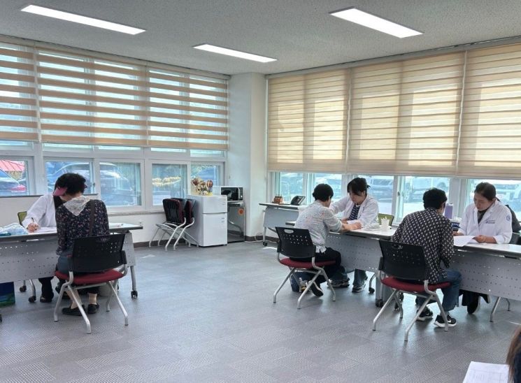 보성군치매안심센터와 조선대 광주치매코호트연구단이 치매 조기 예측과 정밀 진단 검사를 위한 문답 선별 검사를 하고 있다. 보성군 제공