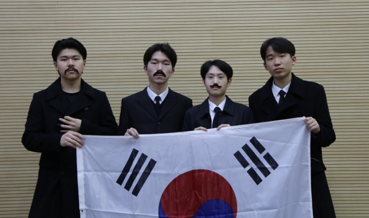 방시혁·과즙세연에 권은비까지…더 강력하게 돌아온 '의정부고 졸업사진'