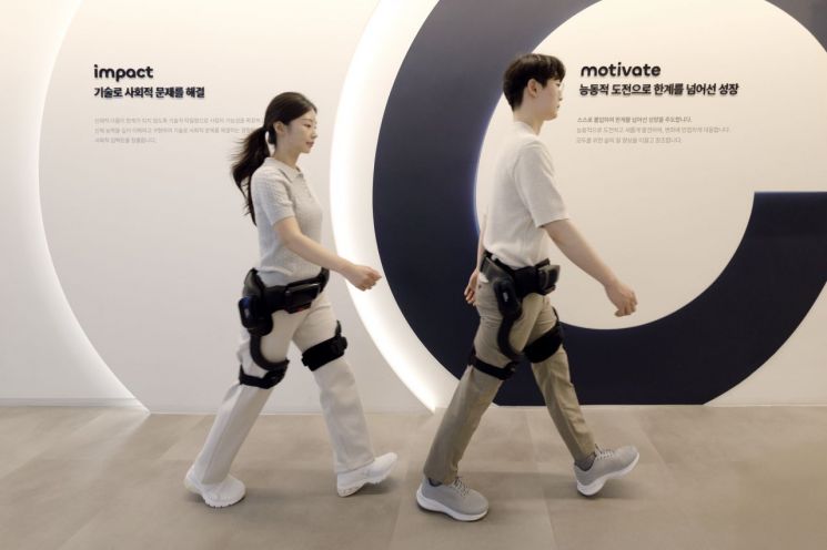 입는 로봇 엔젤슈트 H10를 입은 모델이 걷고 있다. 사진=엔젤로보틱스