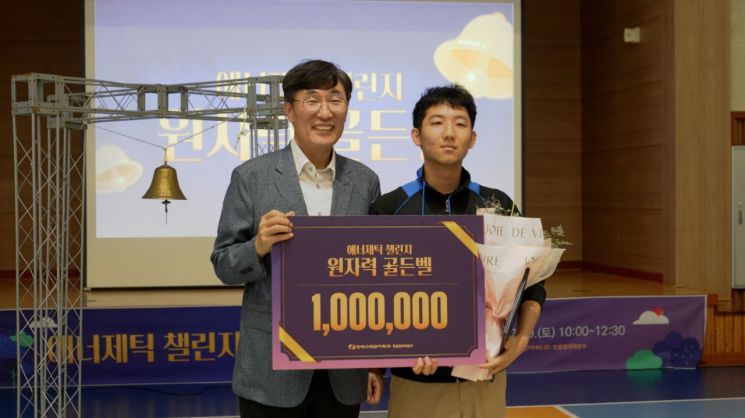 이세용 본부장, 우서진 학생(오른쪽).