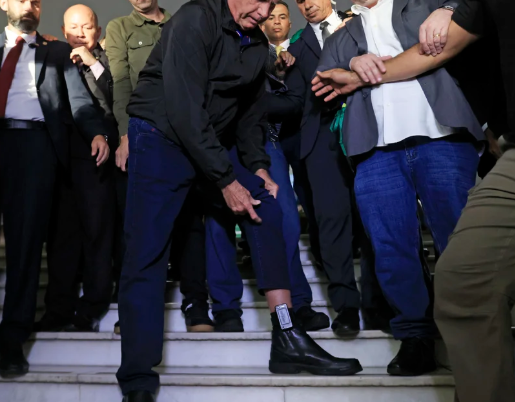 발목에 찬 전자발찌 보여주며 "나 전직 대통령이야"…브라질서 무슨 일이