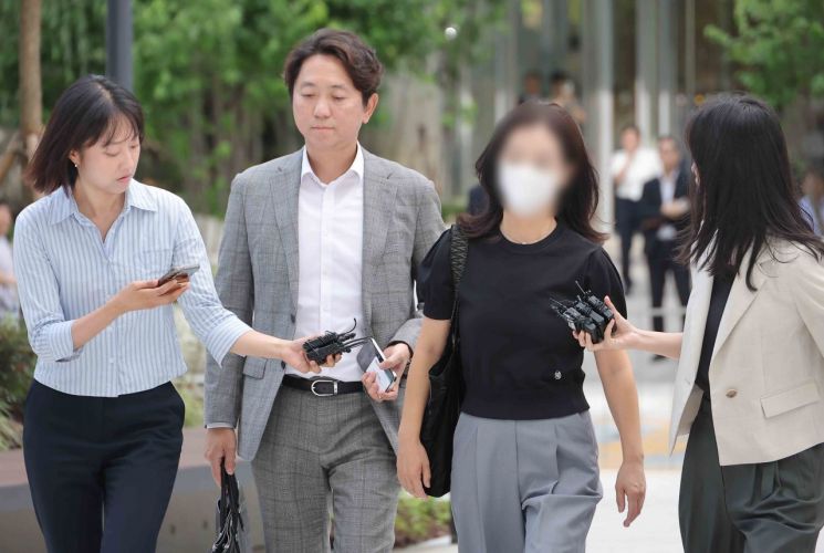 김건희 여사 일가의 집사로 알려진 김예성 씨 부인 정 모씨가 23일 서울 종로구 KT광화문빌딩에 마련된 김건희 여사 관련 의혹을 수사 중인 민중기 특별검사팀 사무실에 출석하고 있다. 연합뉴스