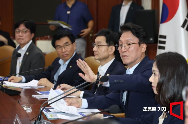 [포토] 시계보는 김민석 국무총리