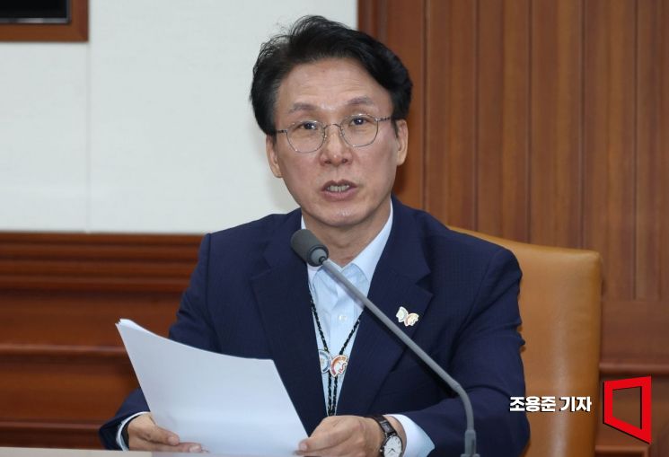 김민석 국무총리가 23일 서울 종로구 정부서울청사에서 기업인, 인프라 및 콘텐츠 분야별 전문가 등이 참석한 가운데 열린 APEC 점검 종합보고에서 기조발제를 하고 있다. 2025.7.23 조용준 기자