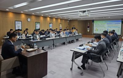 NH농협캐피탈이 최근 서울 여의도 소재 본사에서 진행한 '상반기 경영성과 분석회의'에서 장종환 대표이사(왼쪽)가 상반기 경영성과 분석회의를 주재하고 있다. NH농협캐피탈