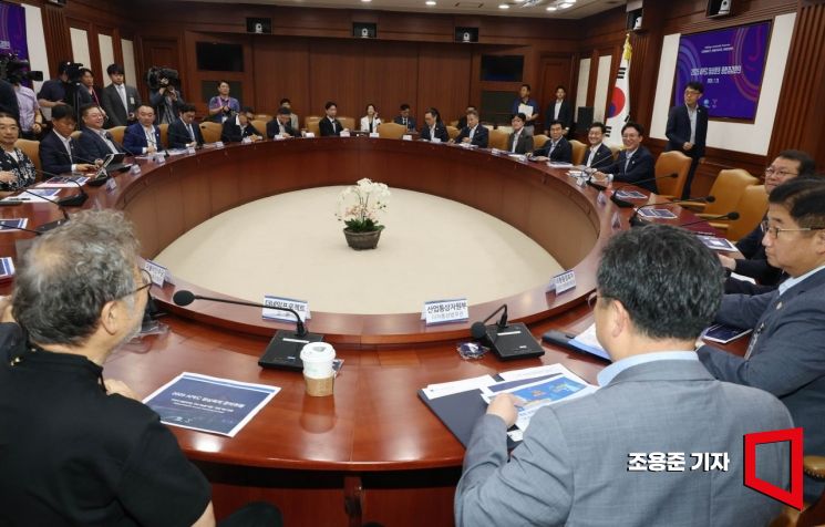 김민석 국무총리가 23일 서울 종로구 정부서울청사에서 기업인, 인프라 및 콘텐츠 분야별 전문가 등이 참석한 가운데 열린 APEC 점검 종합보고를 주제하고 있다. 2025.7.23 조용준 기자