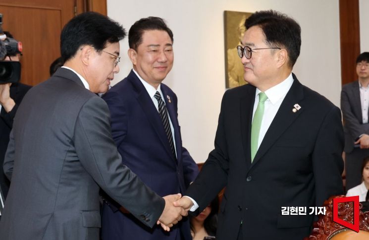 [포토] 여야 원내대표와 인사하는 우원식 의장