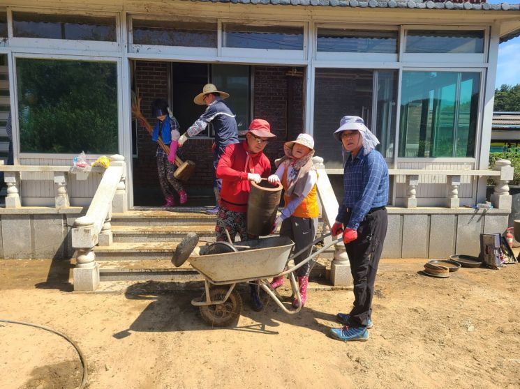 합천군의회, 주민들의 신속한 복귀를 위한 수해복구 동참