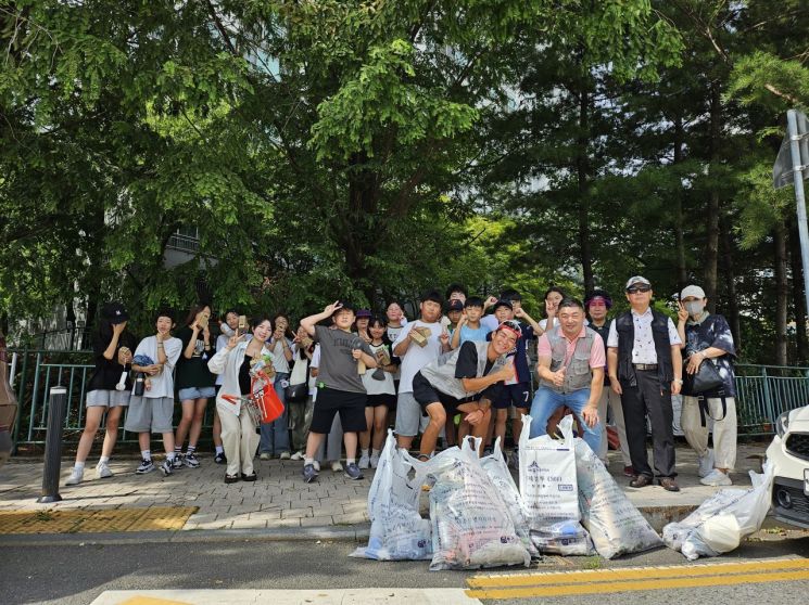 조시원읍 시가지에 널브러진 쓰레기와 개똥을 치우는 프로젝트를 진행하고 기념촬영을 하고 있다. / 조치원읍 주민자치회 제공