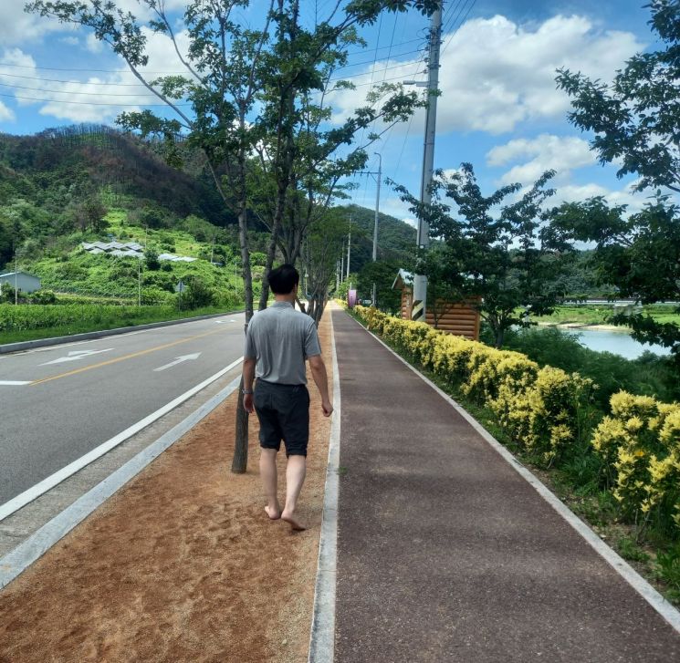 영덕군, 힐링 산책로 ‘황금사철 거리’·‘맨발 황톳길’ 조성