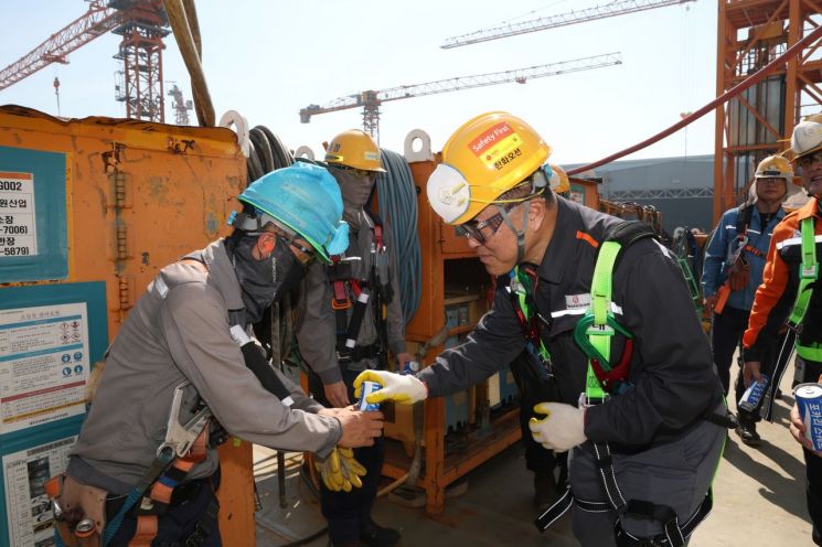 "어떤 것보다도 중요한 건 여러분의 건강과 안전"… 한화오션 김희철 대표,폭염 현장 근로자 손잡아