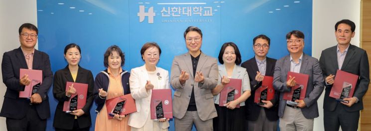 강성종 신한대 총장, 발전기금 기여자 11명에 공로패 수여