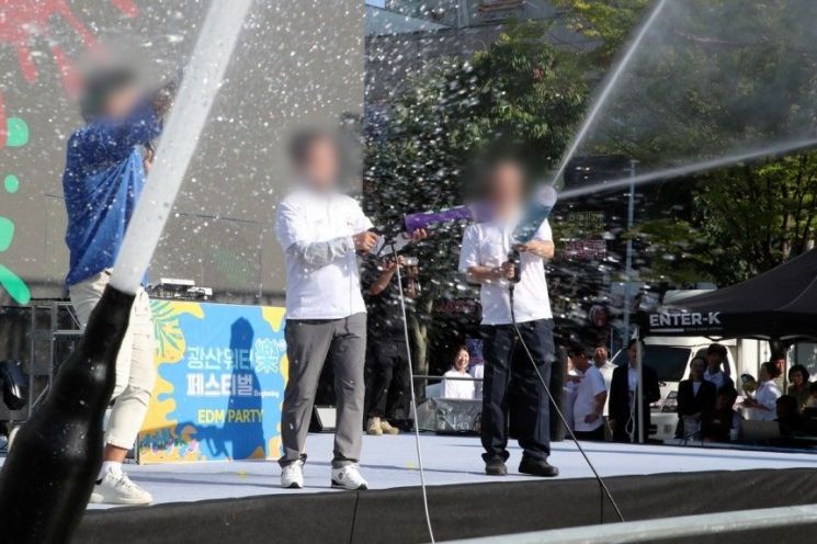 물 폭탄에 시름 깊은데… 물놀이 축제한다는 지자체 '시끌'