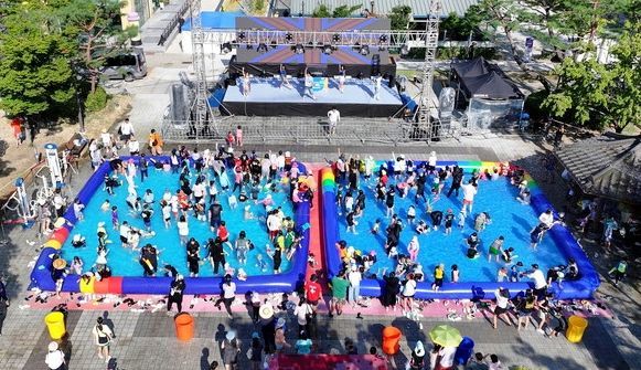물 폭탄에 시름 깊은데… 물놀이 축제한다는 지자체 '시끌'