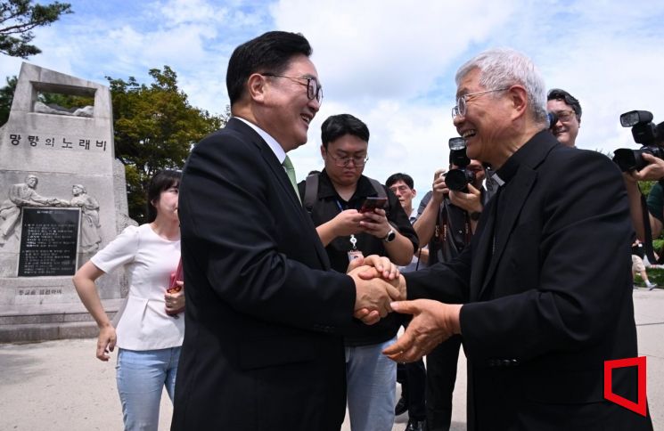 [Photo] Speaker Woo Wonshik and Cardinal You Heung-sik Meet at Imjingak