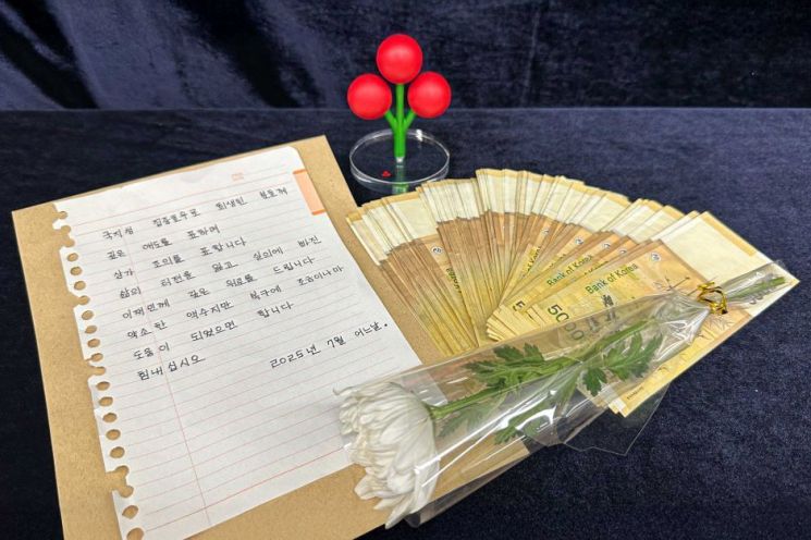 익명의 기부자인 '경남 나눔천사'가 전달한 상자 내 희생자를 추모하는 국화꽃 한 송이, 정성스럽게 눌러 쓴 손편지, 그리고 500만 원이 담긴 현금 봉투가 함께 담겨 있다. 경남 사랑의열매