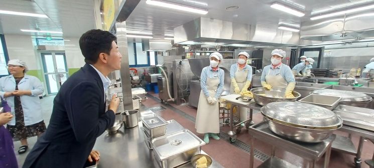 "폭염 대응"…전남 학교 급식실에 제빙기 426대 보급