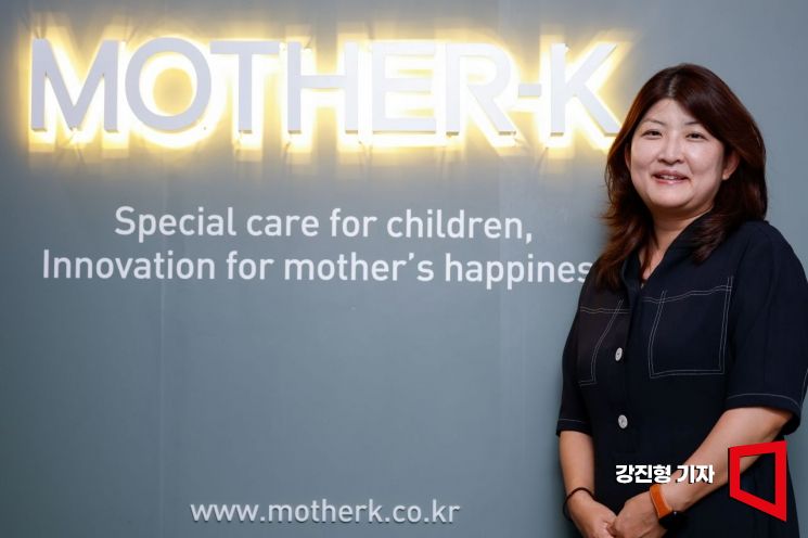 김민정 마더케이 대표가 경기 성남 마더케이 본사에서 인터뷰에 앞서 포즈를 취하고 있다. 강진형 기자