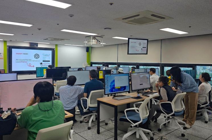 디지털 격차 허무는 중장년 맞춤 교육…"AI 활용까지 한 번에"