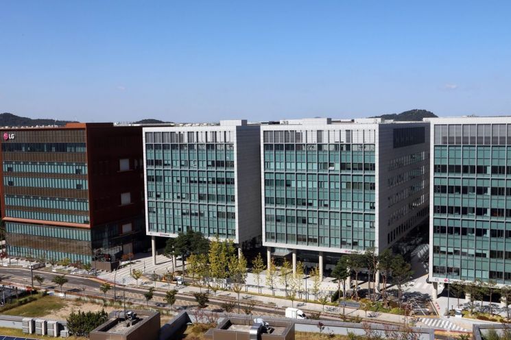 '애플 리스크' LG이노텍, 2분기 실적 전년比 93% 감소