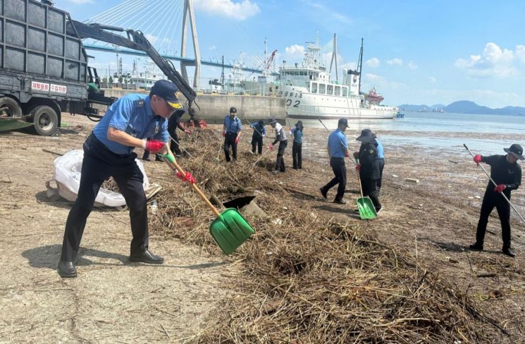 서해해경청, 역대급 폭우 속 피해 복구 '구슬땀'