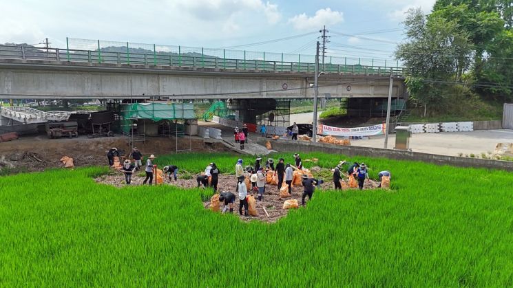 [포토]해외연수 마치고 돌아온 세종시의원, 수해 복구 자원봉사활동