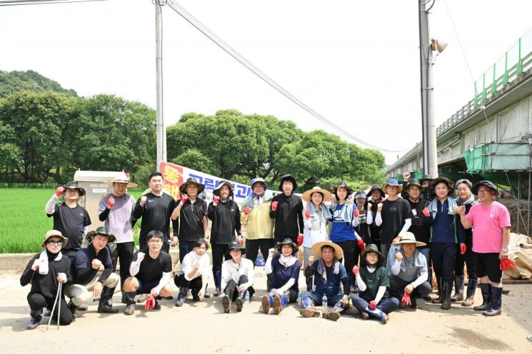 [포토]해외연수 마치고 돌아온 세종시의원, 수해 복구 자원봉사활동