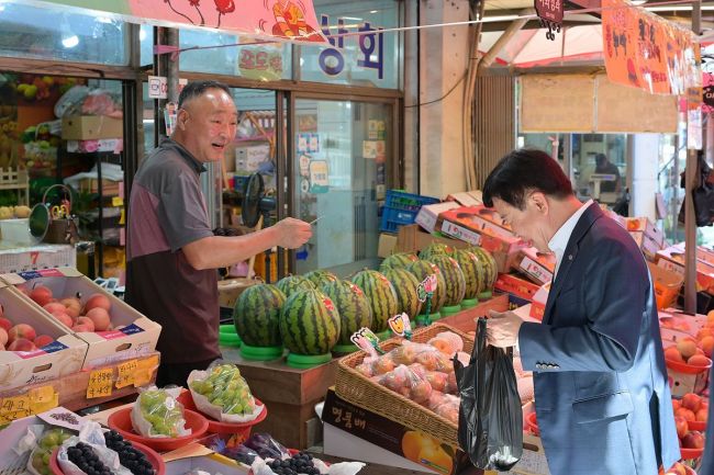 정기명 여수시장, 전통시장서 '소비쿠폰' 활용 구매