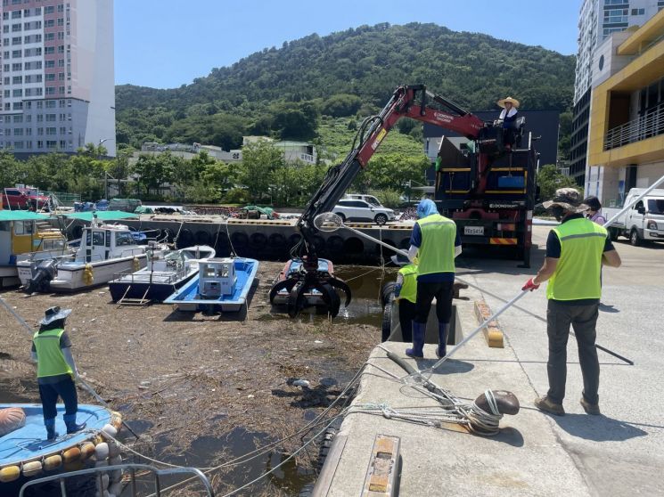 창원특례시 진해구, 호우로 인한 해양쓰레기 수거 나서