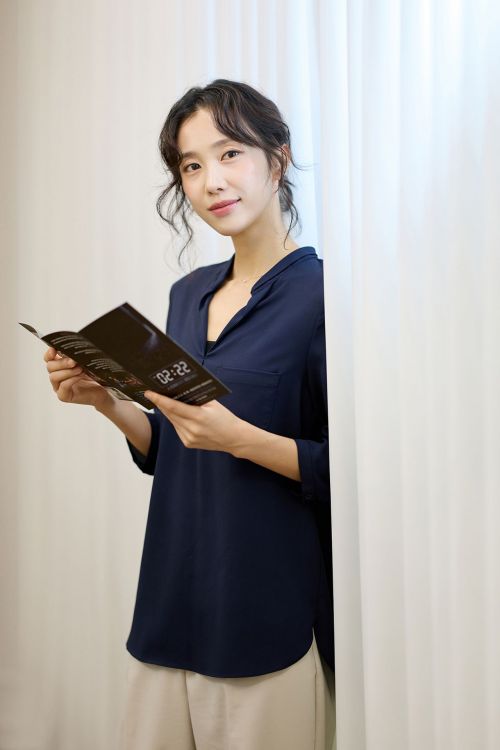Actor Park Jiyeon appearing as Jenny in the play '2:22' <br> Photo by Shin Company