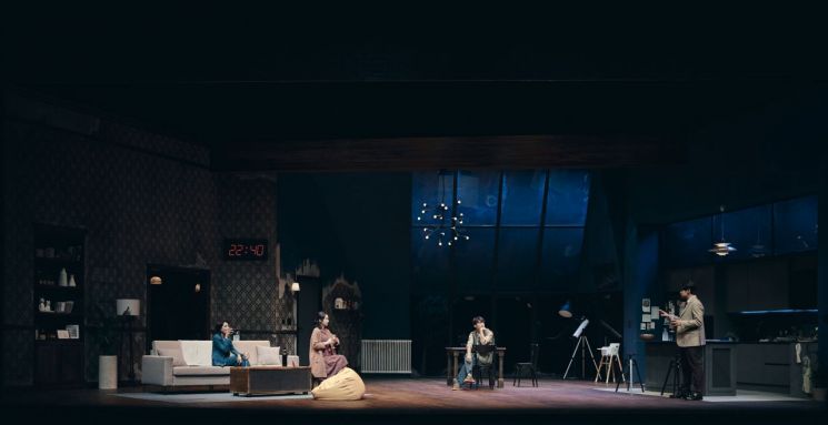 Theater performance scene of "2:22"  <br> Photo by Shin Company