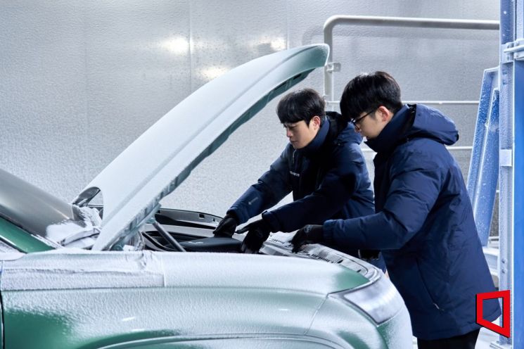 현대차 남양기술연구소 연구원들이 강설 시험 중 아이오닉 9 차량의 프렁크 눈 유입 여부를 확인하고 있다. 현대차