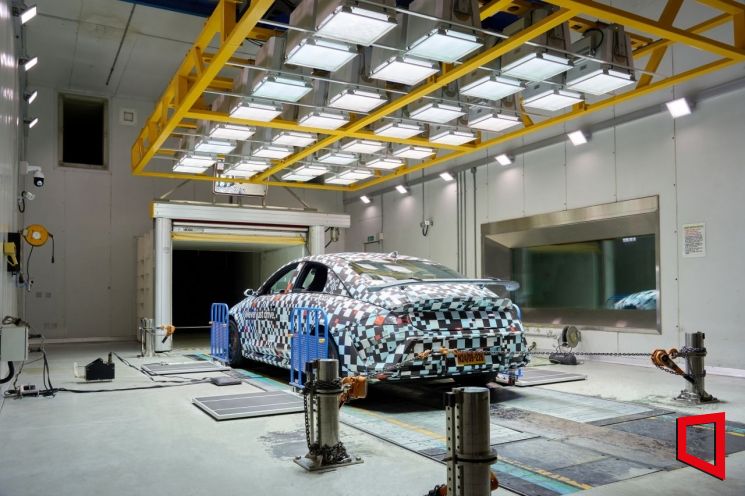 환경시험동 고온챔버에서 아이오닉 6 N 차량의 열관리 성능을 평가하는 모습. 현대차