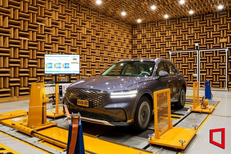 NVH동 로드노이즈시험실에서 GV70 전동화 모델의 실내 유입 노면 소음을 측정하는 모습. 현대차