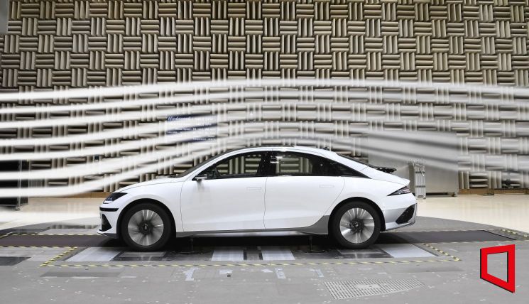 남양연구소 공력시험동에서 아이오닉 6 차량으로 유동 가시화 시험을 하는 모습. 현대차