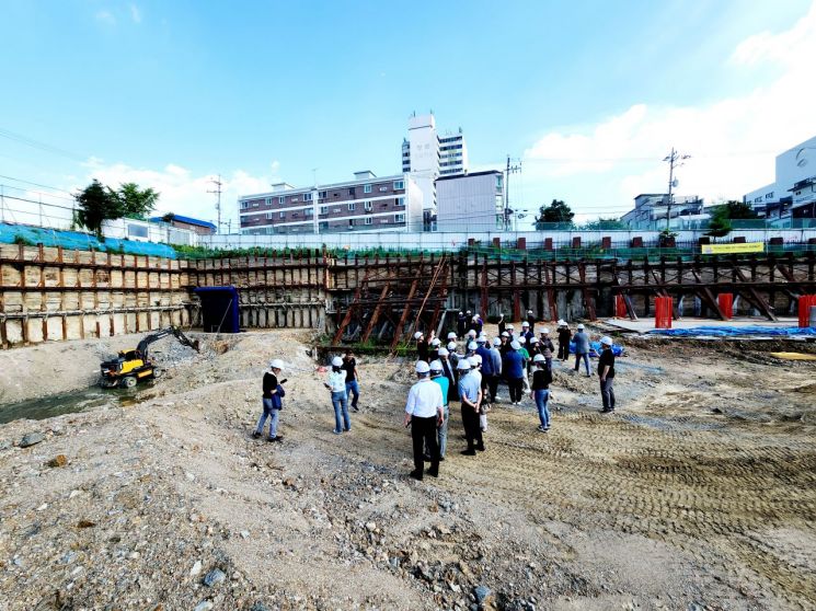 지난달 용인 기흥구 신갈동의 옛 기흥중학교 부지의 다목적체육시설 건설 현장을 방문한 이상일 용인시장이 주민들과 함께 보완 사항을 점검하고 있다. 용인시 제공