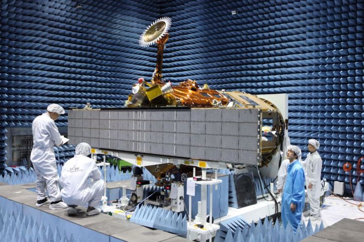 아리랑 5호의 전자파 시험 장면. 한국항공우주연구원 제공