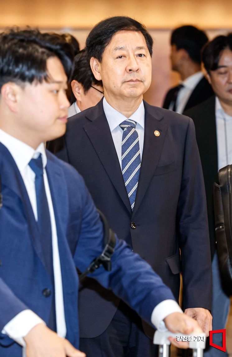미국 측의 요청으로 한미 2+2 통상 협의가 돌연 연기된 24일 인천국제공항 제2여객터미널에서 구윤철 경제부총리 겸 기획재정부 장관이 출국을 취소하고 공항을 나서고 있다. 2025.7.24. 강진형 기자
